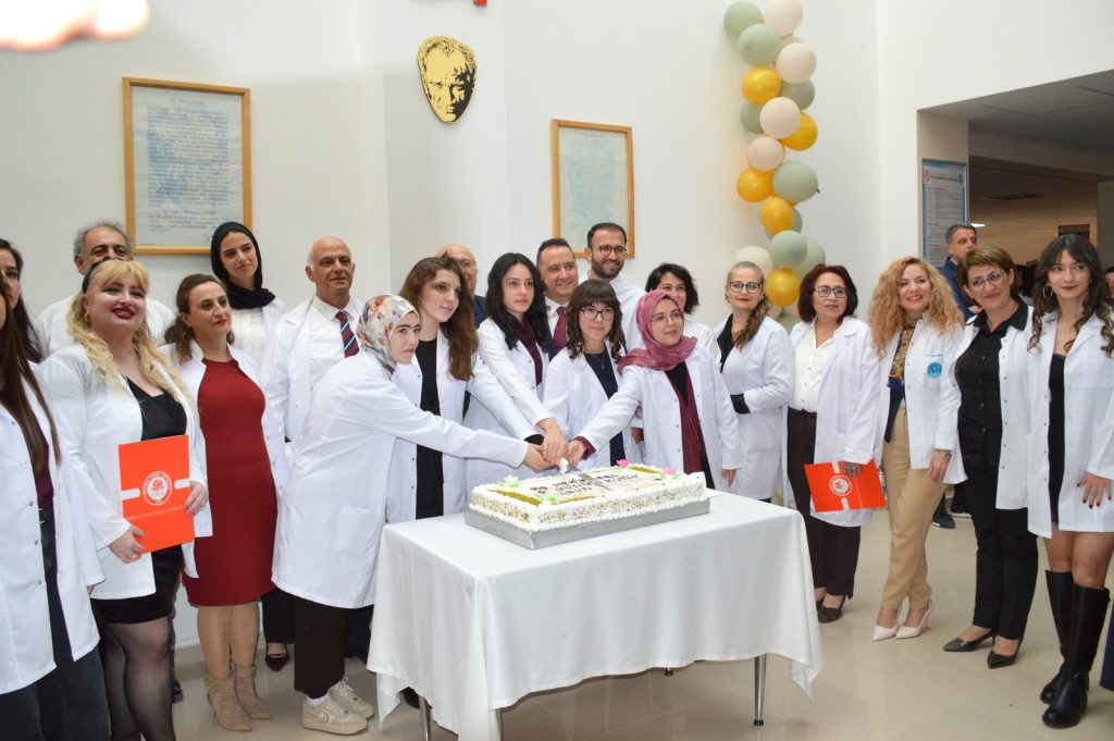SDÜ DİŞ HEKİMLİĞİ FAKÜLTESİ’NDE ÖNLÜK GİYME TÖRENİ