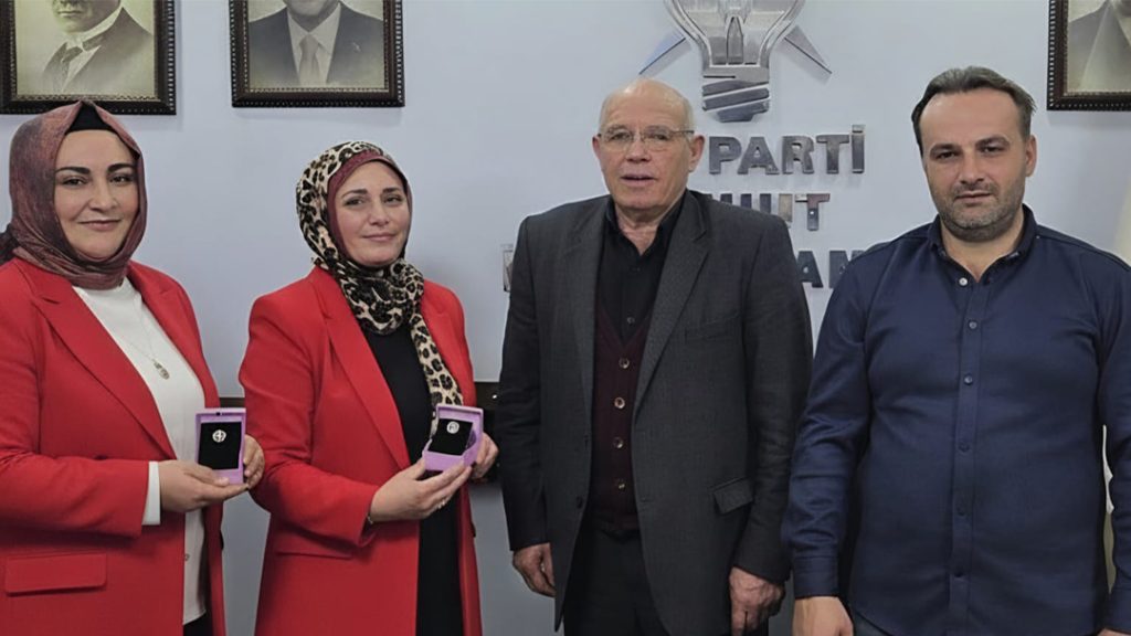 Ak Parti Şuhut’ta Üye Çalışmalarına Gümüş Rozetli Motivasyon