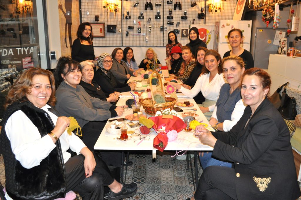 Cafelife’ta Örgü Günlerine Yoğun İlgi: Rengârenk Gözlük Tutucular Ortaya Çıktı