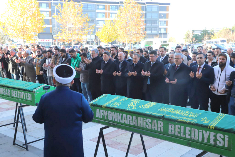 Bakan Tunç, Paşa Camii’nde Cuma Namazı Kıldı ve Taziyelerde Bulundu