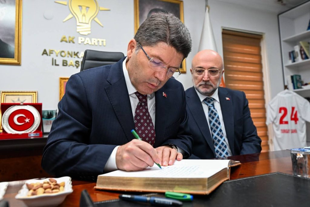 BAKAN TUNÇ AK PARTİ AFYON TEŞKİLATI’YLA BİR ARAYA GELDİ