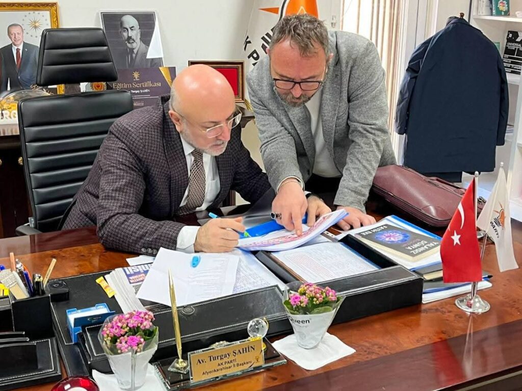 BAŞKAN ŞAHİN GÖKÇE TOKİ PROJESİNDE YÜKLENİCİ FİRMA İLE GÖRÜŞTÜ