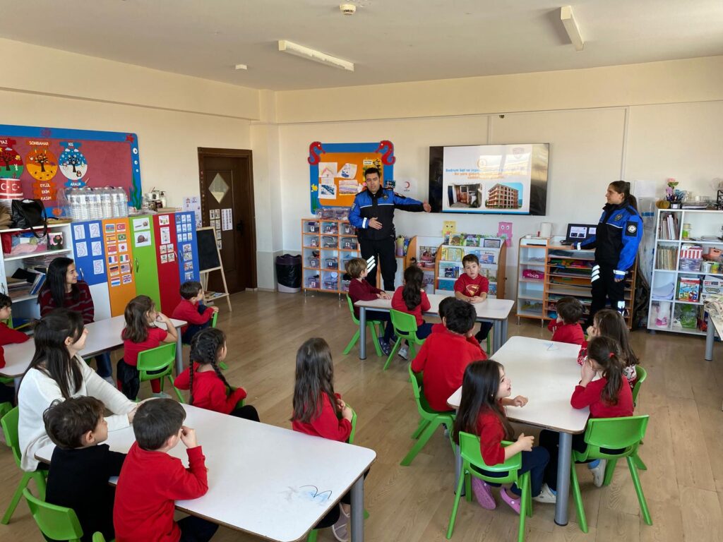 15 Temmuz Şehitler Anaokulu Öğrencilerine Emniyetten Bilgilendirme