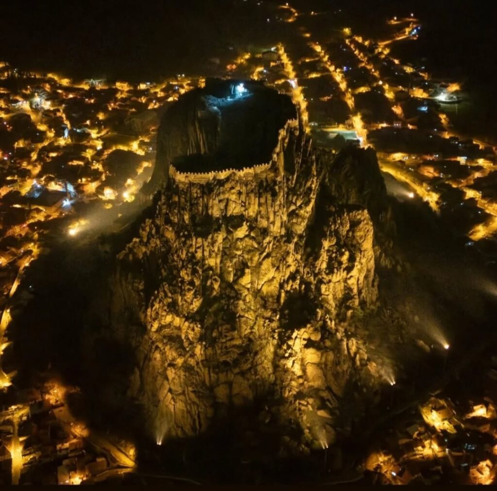 Afyonkarahisar Valisi Doç. Dr. Kübra Güran Yiğitbaşı’dan Karahisar Kalesi Gece Görünümü Paylaşımı