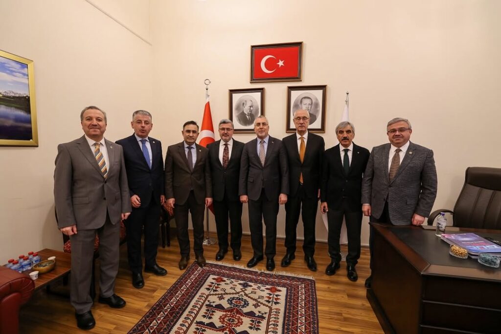 Ak Parti Afyonkarahisar Milletvekili Hasan Arslan, Çalışma ve Sosyal Güvenlik Bakanı Prof. Dr. Vedat Işıkhan ile Gazi Meclisi’nde Buluştu