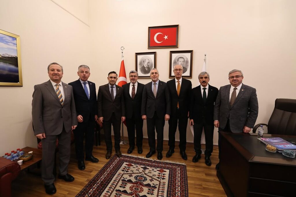 Ak Parti Milletvekilleri Çalışma ve Sosyal Güvenlik Bakanı Vedat Işıkhan’ı Ziyaret Etti