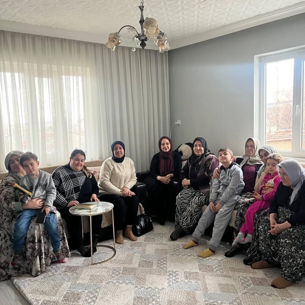 AK Parti Afyonkarahisar İl Kadın Kolları Kışlacık Mahallesi’nde Ziyaret Gerçekleştirdi