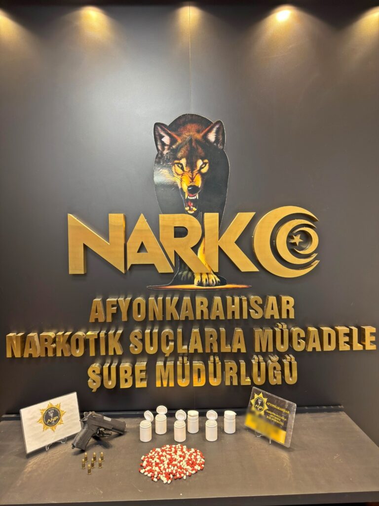 Otomobilde Sentetik Ecza ve Silah Ele Geçirildi