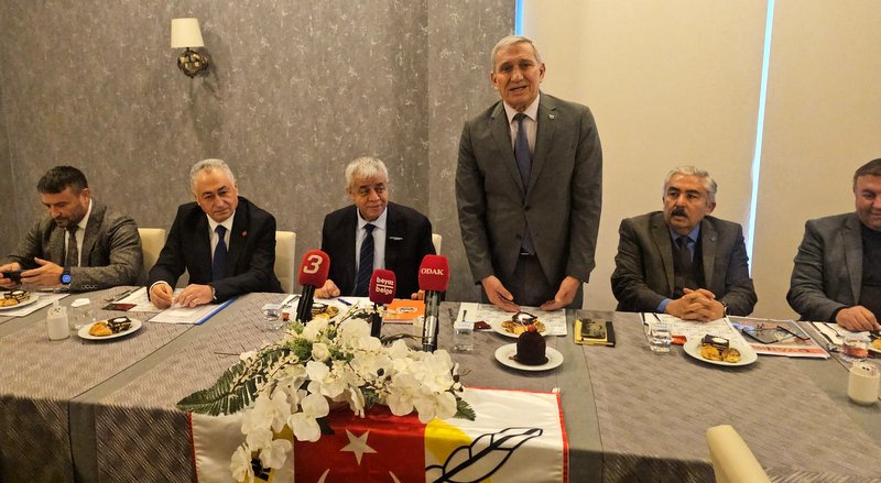 İL BAŞKANLARI TOPLANTISINDA BÜLBÜL’E SÜRPRİZ DOĞUM GÜNÜ KUTLAMASI