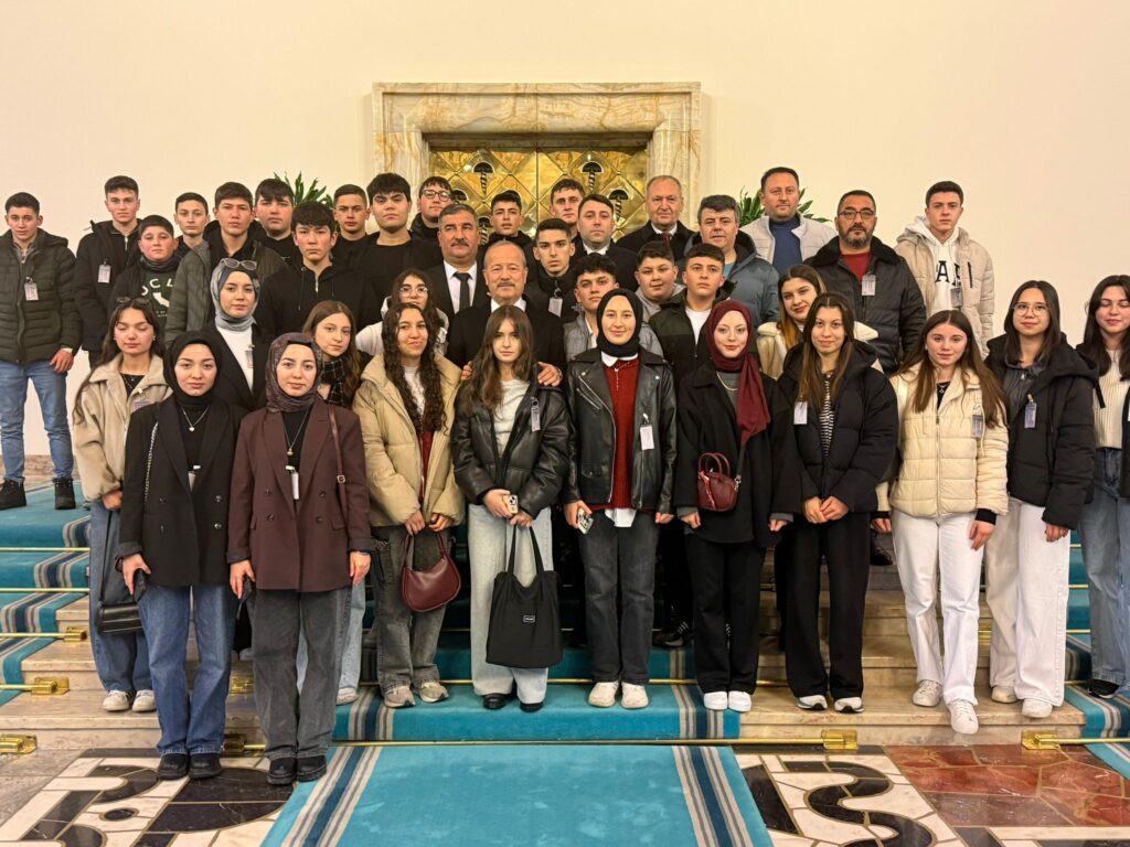 Taytak, Sinanpaşa’dan Gelen Başarılı Öğrencileri Gazi Meclis’te Ağırladı