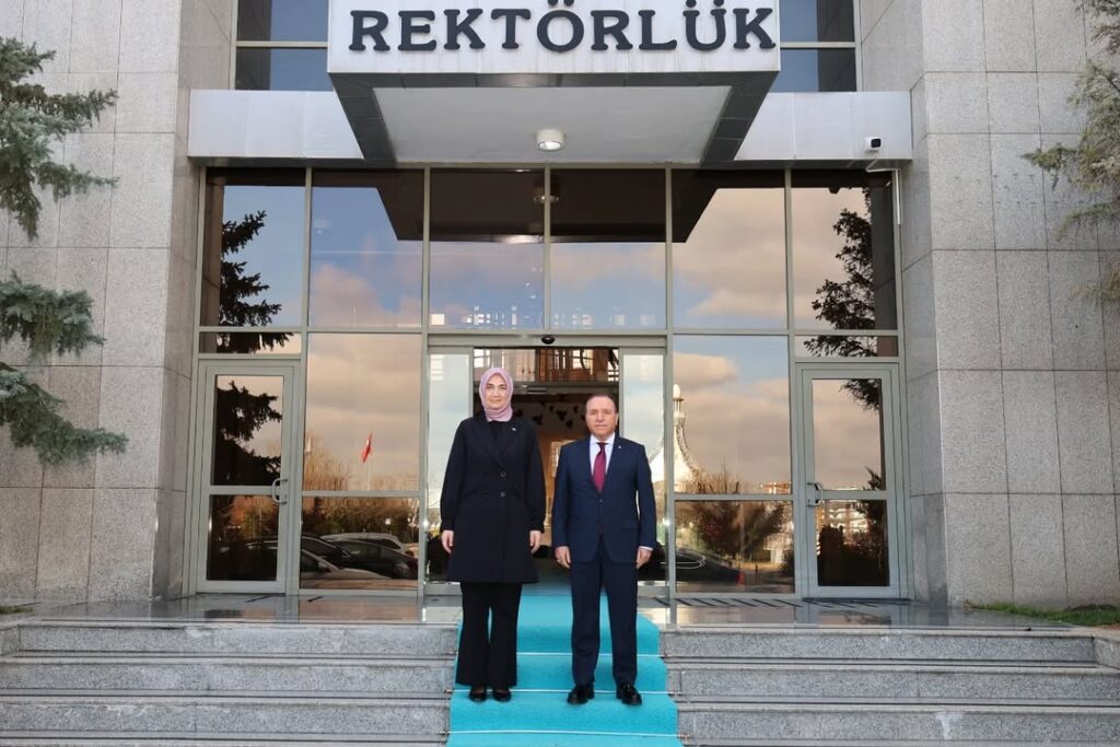Valimiz Doç. Dr. Kübra Güran Yiğitbaşı, AKÜ Rektörü Prof. Dr. Mehmet Karakaş’a Veda Ziyareti Gerçekleştirdi