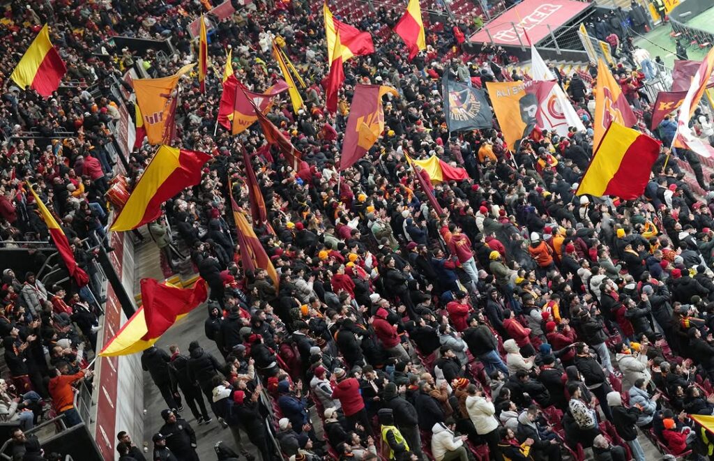 Galatasaray Taraftarı Takımını NextLevel’a Taşımak İçin Tribünde!