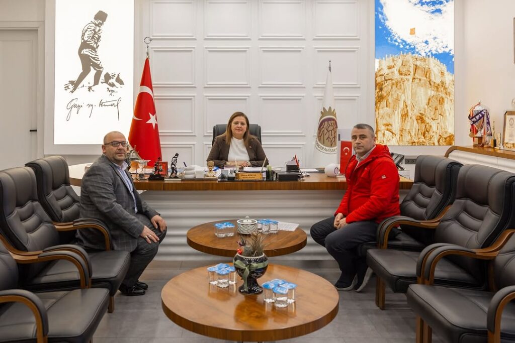 Afyonkarahisar Belediye Başkanı Burcu Köksal, Hasan Karaağaç Mahallesi Muhtarı İsmail Atam ve Mahalle Sakini Ahmet Özkurşun ile Görüştü