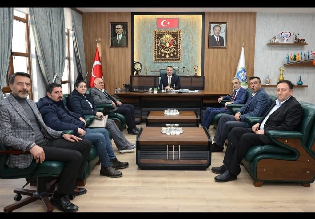 Afyonkarahisar Esnaf ve Sanatkarlar Odaları Birliği Başkanı Sandıklı Belediye Başkanı’nı Ziyaret Etti