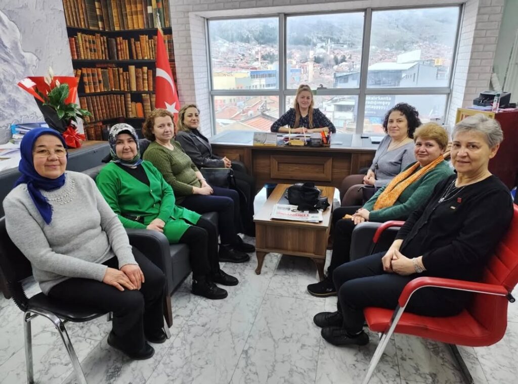 CHP Afyonkarahisar İl Kadın Kolları Başkanı ve Yönetim Kurulu Üyeleri Nergiz Kılıç Savrık’ı Ziyaret Etti