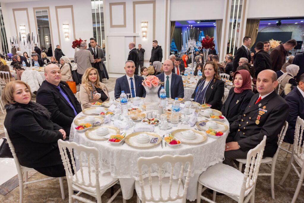 BAŞKAN KÖKSAL ŞEHİT YAKINLARI VE GAZİLERLE İFTAR SOFRASINDA: “BAYRAĞA GÖZ DİKENLERE ASLA GEÇİT VERMEYECEĞİZ”
