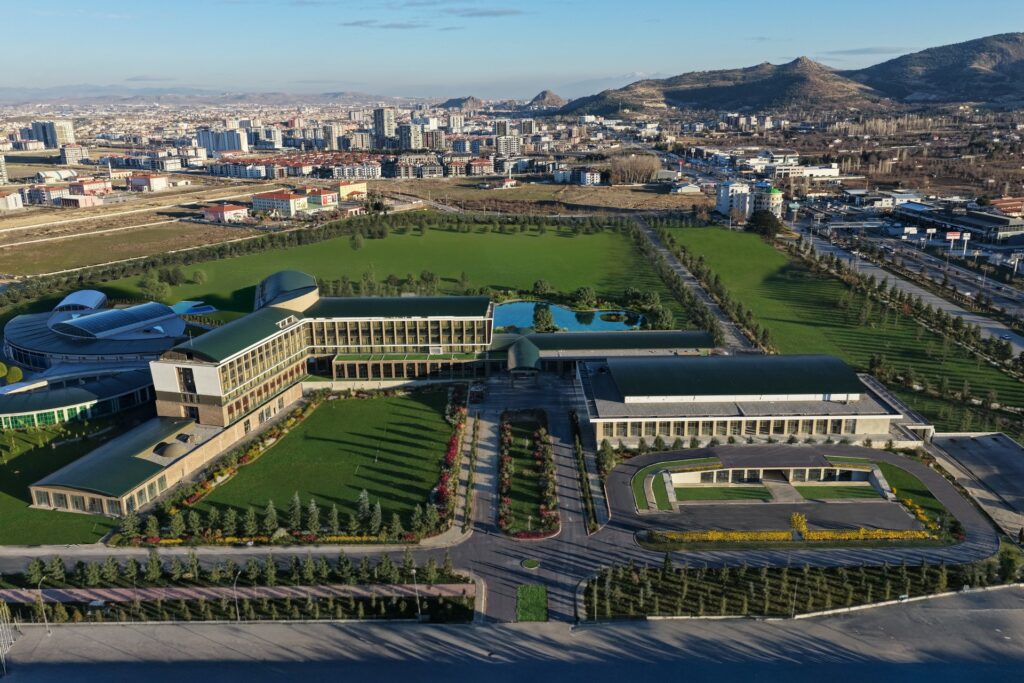 AFYON’DA TURİZMDE DEVRİM: TERMAL OTEL DEĞİL, SAHİL LÜKSÜ!