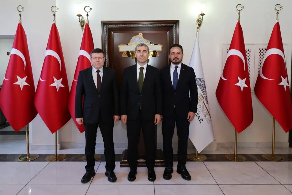 AK Parti Uşak Milletvekili Fahrettin Tuğrul ve İl Başkanı Himmet Yaşar, Vali Dr. Naci Aktaş’ı Ziyaret Etti