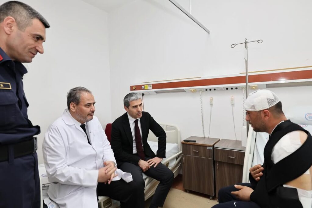 Valimiz Dr. Naci Aktaş, Trafik Kazası Geçiren J.Uzm.Çvş. Ramazan Güner’i Ziyaret Etti