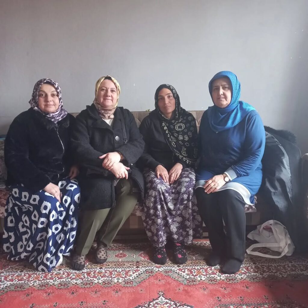 AK Parti Afyonkarahisar İl Kadın Kolları’ndan Mahalle Ziyareti