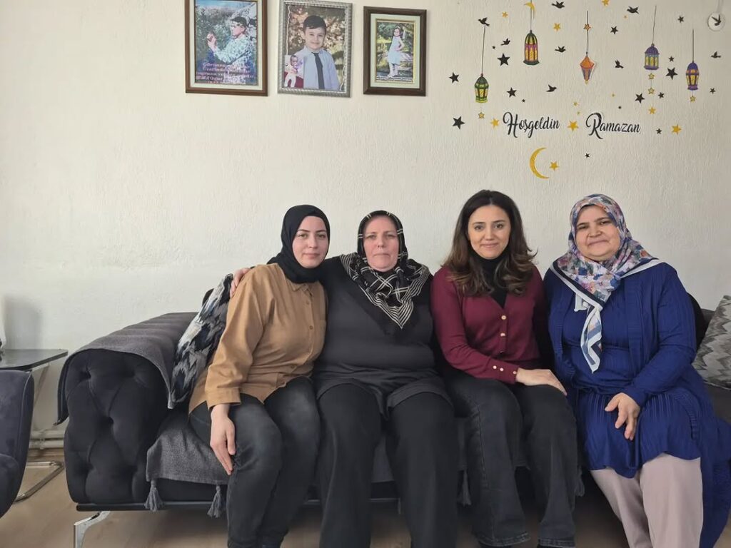 AK Parti Afyonkarahisar İl Kadın Kolları’ndan Şehit Ailesine Ziyaret