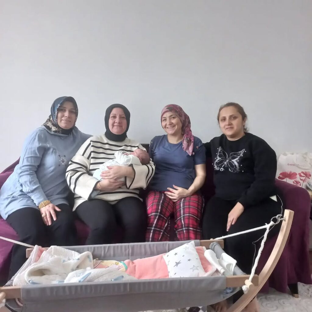 AK Parti Afyonkarahisar İl Kadın Kolları’ndan Sevimli Ziyaret