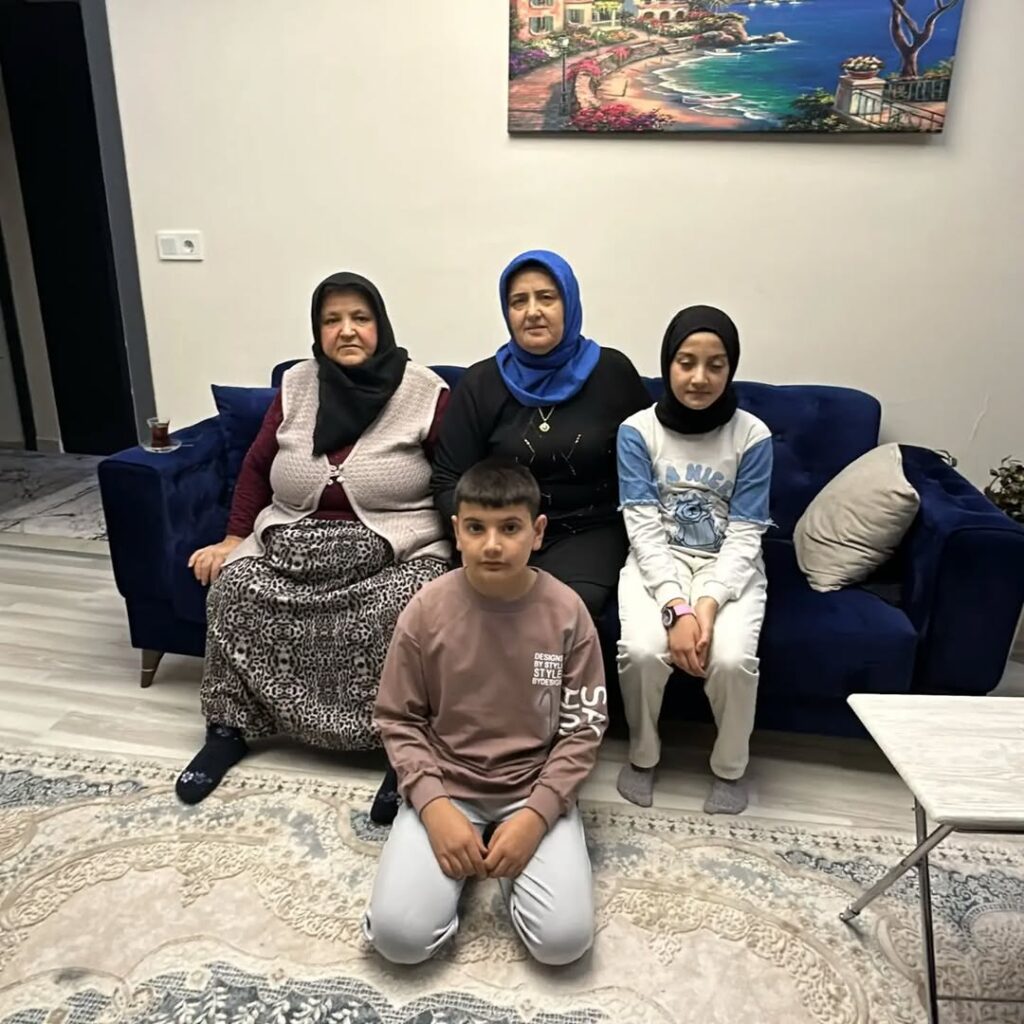 AK Parti Afyonkarahisar İl Kadın Kolları’ndan Yaşlı Ziyareti