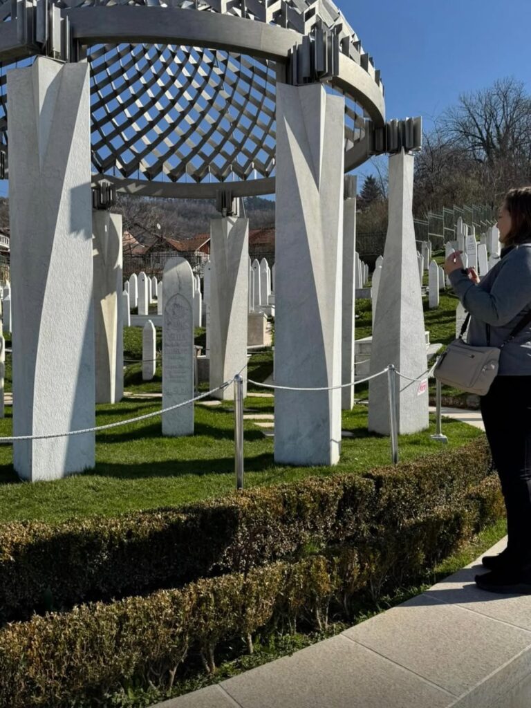 Afyonkarahisar Belediye Başkanı Burcu Köksal, Aliya İzzetbegoviç’in Mezarını Ziyaret Etti