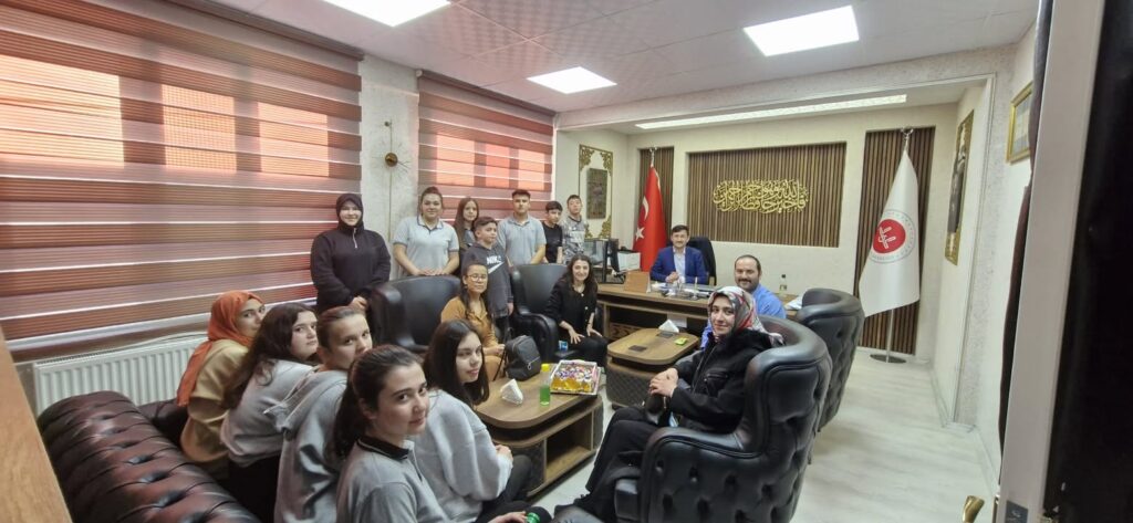 İlçemiz Çok Programlı Anadolu Lisesi Öğrencileri ve Öğretmenleri İlçe Müftüsü Hüseyin Aka’yı Ziyaret Etti