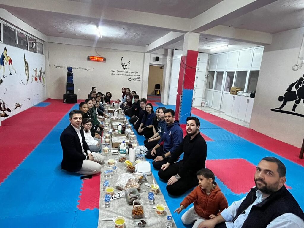 Dazkırı Belediye Başkanı Fatih Çiçek’ten Taekwondo Spor Kulübü İftarda Buluşma Paylaşımı