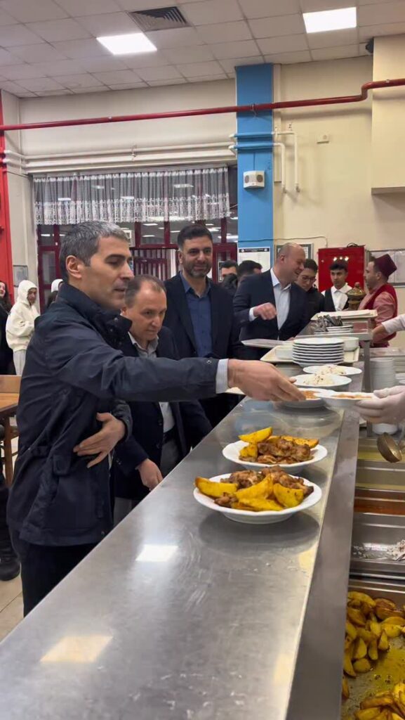 Afyonkarahisar Valisi ve Üniversite Rektörü Öğrencilerle İftar Yemeğinde Buluştu