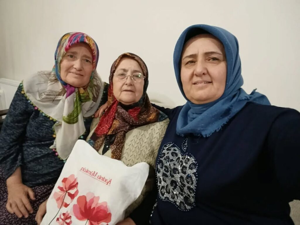 AK Parti Afyonkarahisar İl Kadın Kolları’ndan Yaşlılar Ziyareti