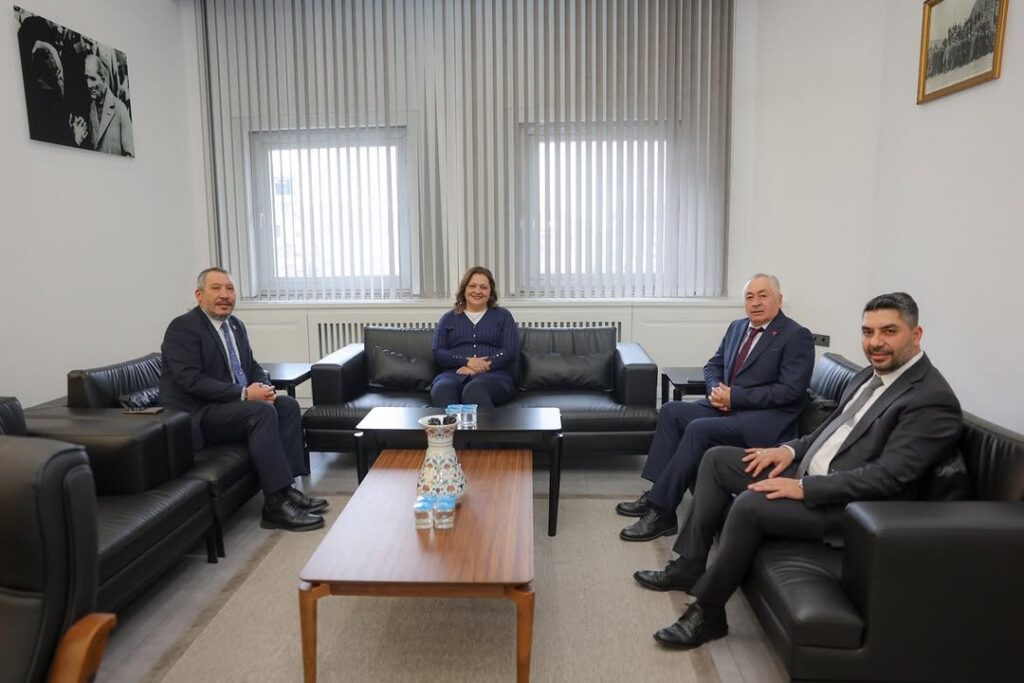 Dinar Belediye Başkanı Veysel Topçu, Afyonkarahisar Belediye Başkanı Burcu Köksal’ı Ziyaret Etti