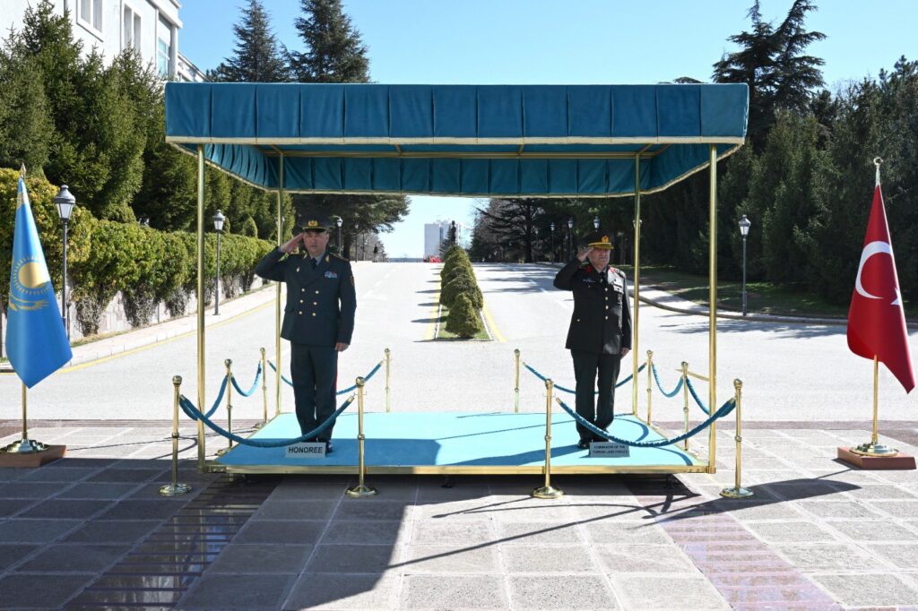 Kazak Komutan Ankara’da