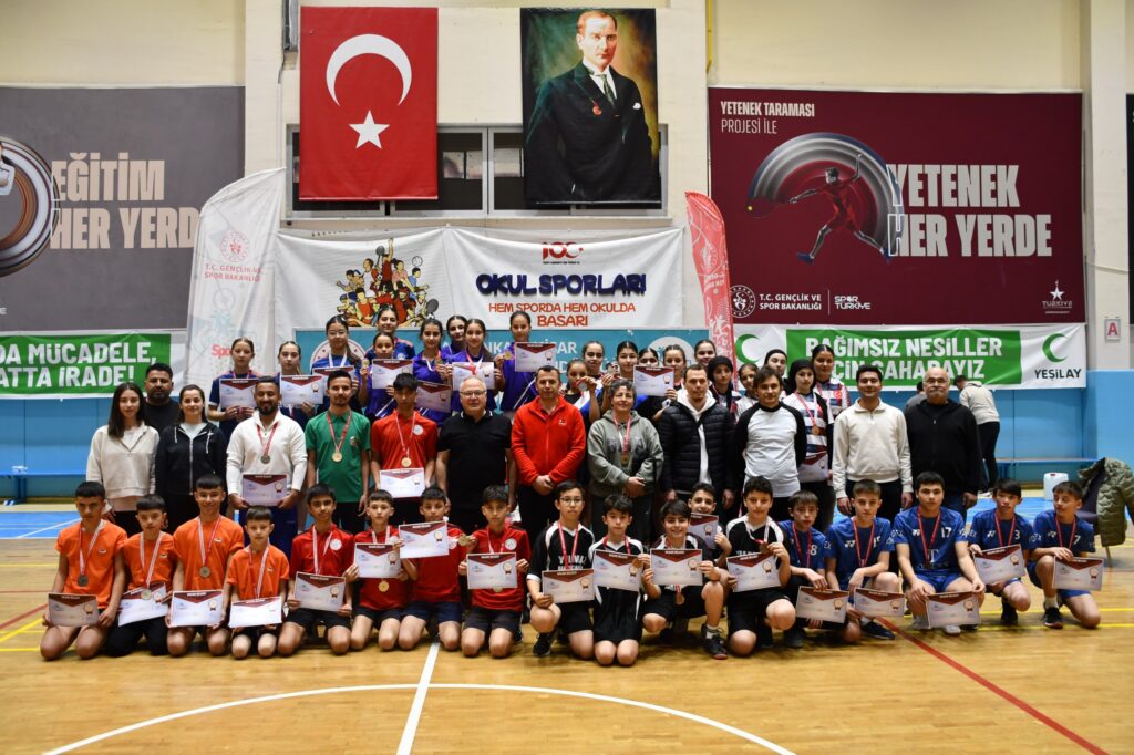 Okul Sporları Badminton Yıldızlar Grup Müsabakaları Sona Erdi