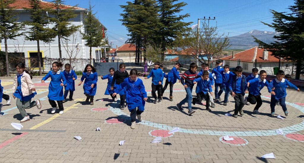 Beşiktaşlılar Köy okulunda Çocuklarla uçak uçurdular