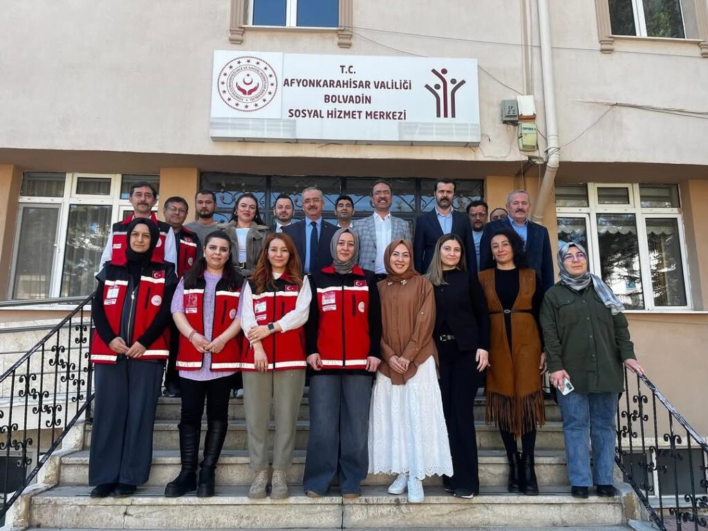 İl Müdürümüz Sayın Bilal Erdoğan, Bolvadin Sosyal Hizmet Merkezi’ni ziyaret ederek Kuruluş Müdürü Nusret…