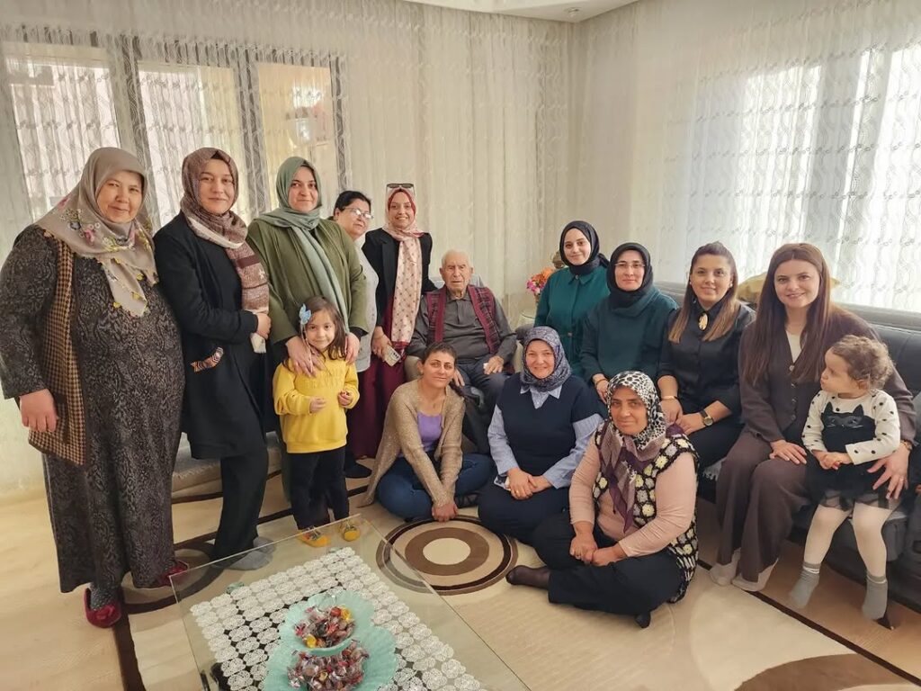 AK Parti Afyonkarahisar İl Kadın Kolları’ndan Özel Ziyaret: Mustafa Pekbey’i Unutmadılar