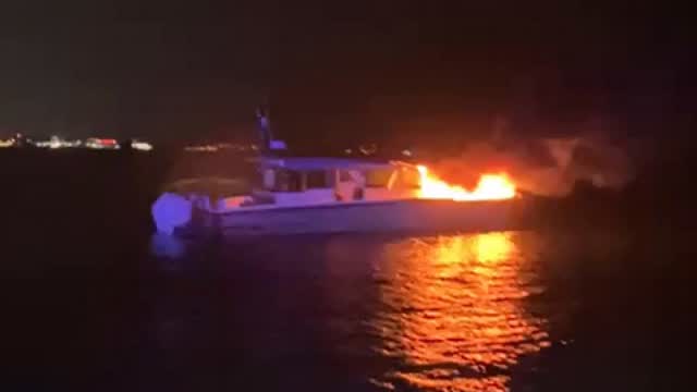 Kadıköy’de Teknede Çıkan Yangında 4 Vatandaş Sahil Güvenlik Ekipleri Tarafından Kurtarıldı