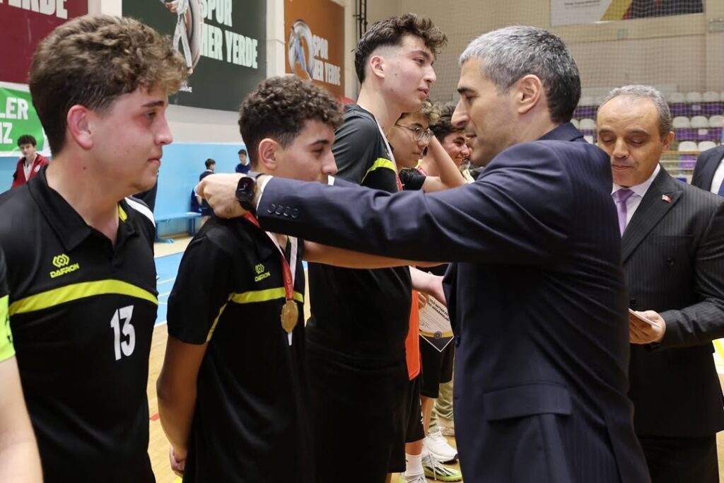 Afyonkarahisar Gençlik ve Spor İl Müdürlüğü’nün Düzenlediği 5×5 Mini Futbol Turnuvasının Finalinde Vali Dr. Naci Aktaş Ödülleri Verdi