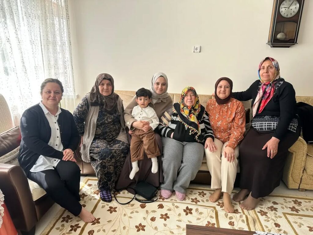 AK Parti Afyonkarahisar İl Kadın Kolları’ndan Pervin Utku’ya Geçmiş Olsun Ziyareti