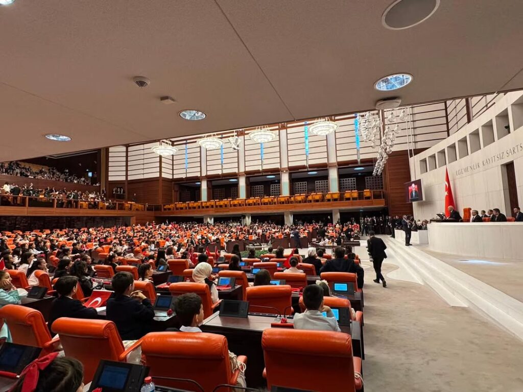 TBMM Genel Kurulu’nda Çocuklar Koltukları Devraldı