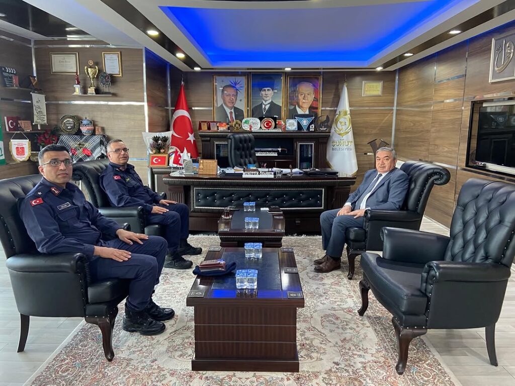 Afyonkarahisar İl Jandarma Komutan Yardımcısı Jandarma Albay Mustafa Ünsal, Şuhut İlçe Jandarma Komutanı Teğmen Mehmet Özcan’a Teşekkür Etti