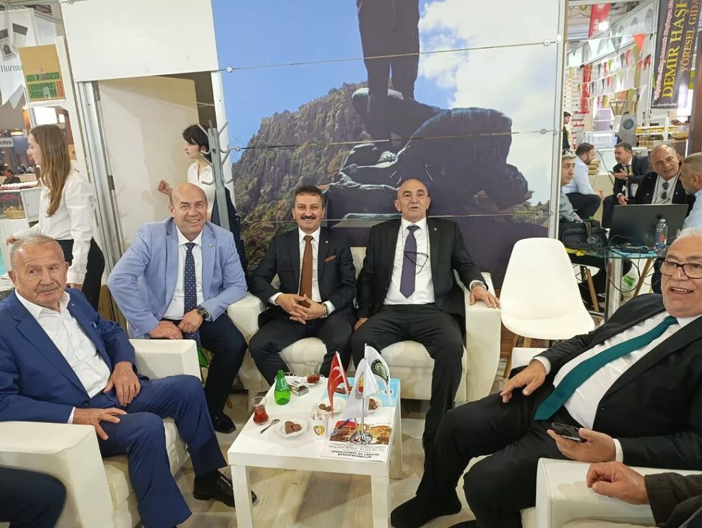 Afyonkarahisar Ticaret Borsası Yönetim Kurulu Başkanı Mehmet Mühsürler, Isparta Ticaret Borsası Standını Ziyaret Etti