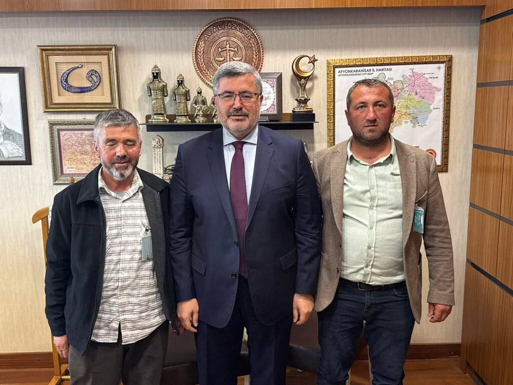 Ak Parti Afyonkarahisar Milletvekili Ali Özkaya, İscehisar Karaağaç Köyü Muhtarı Satılmış Duru ve Şerafettin Çetinkaya’yı Gazi Meclisi’nde Ağırladı