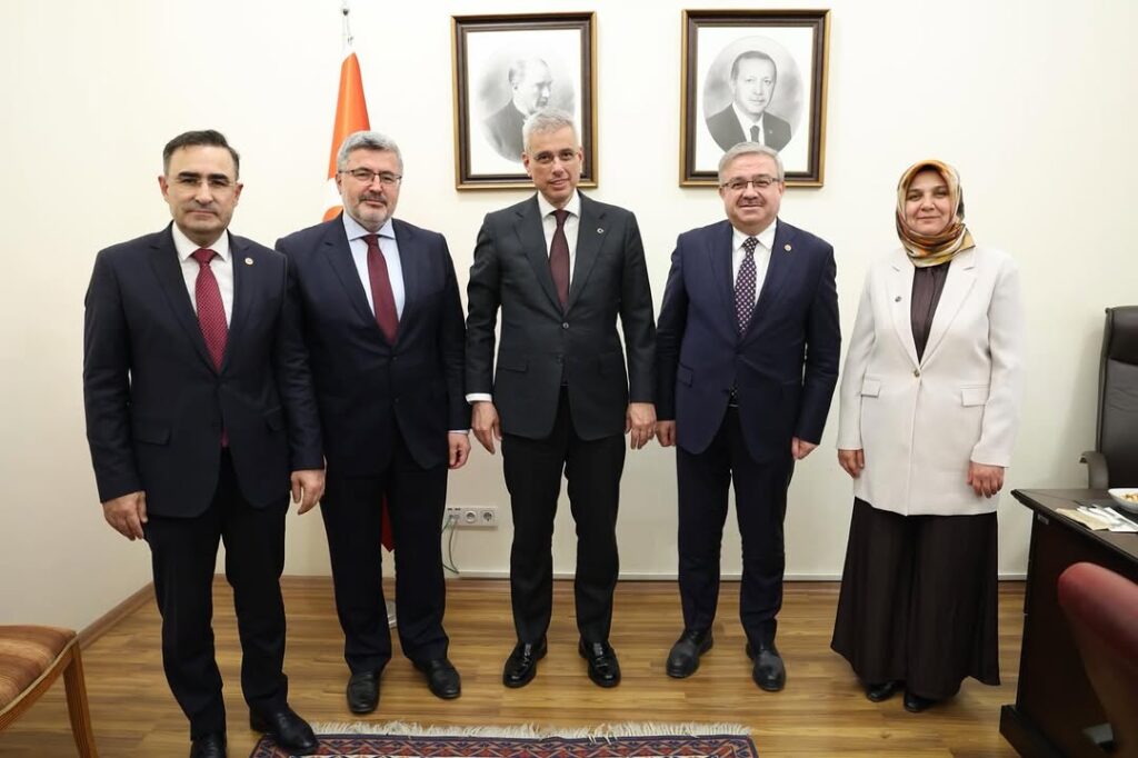 Ak Parti Milletvekilleri TBMM’de Sağlık Bakanı Kemal Memişoğlu’nu Ziyaret Etti
