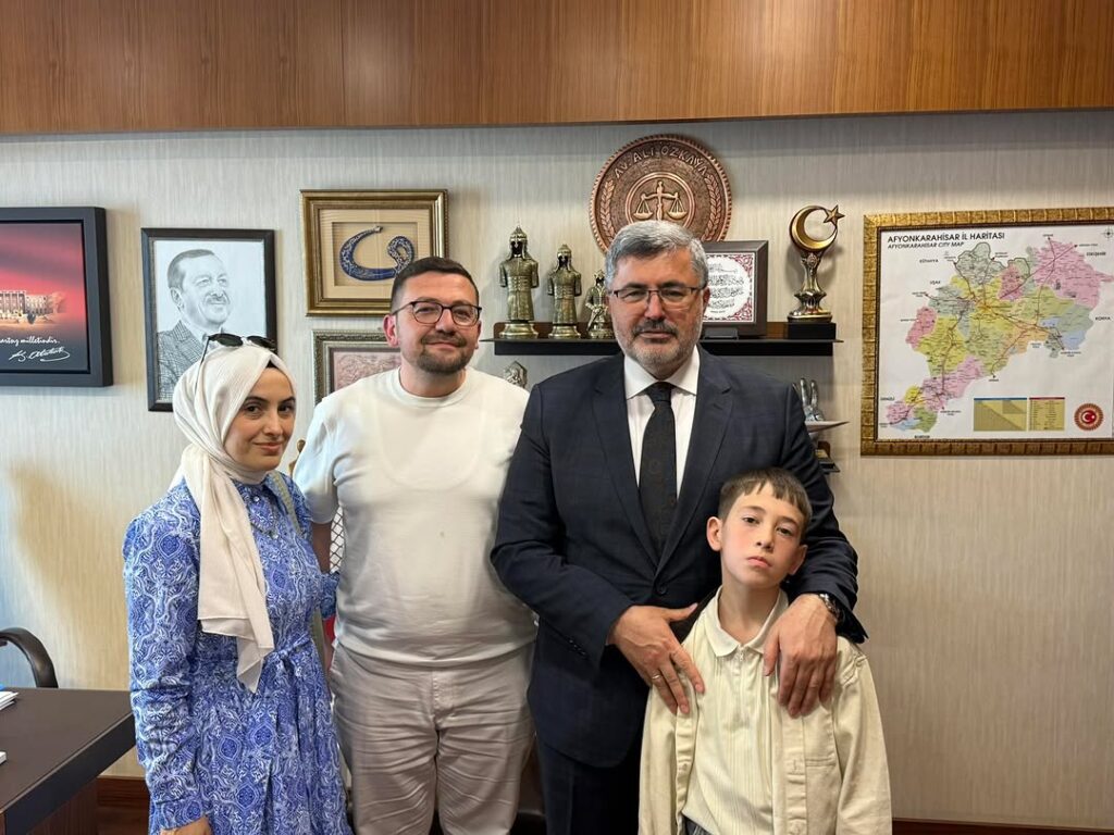 AK Parti Bolvadin İlçe Başkan Yardımcısı Selahattin Üresin ve Ailesi Gazi Meclis’te Misafir Edildi