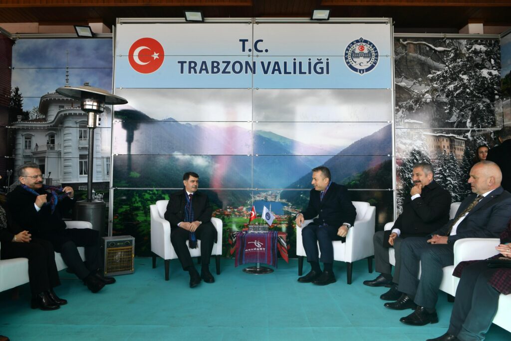 Vali Şahin, Ankara Trabzon Günleri’ni ziyaret etti
