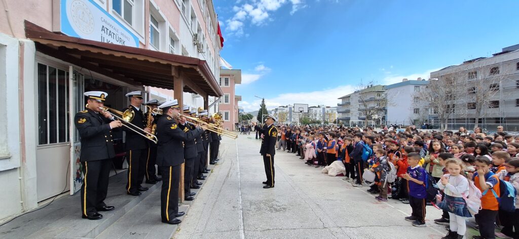 Çanakkale’de Mehmetçik’ten konser ve bayrak töreni