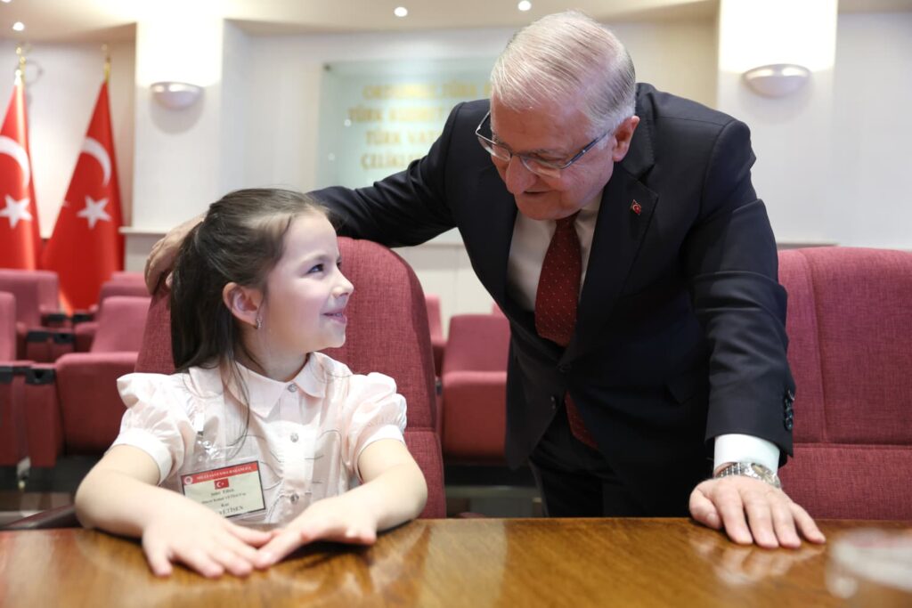 Yaşar Güler, 23 Nisan’ı çocuklarla kutladı